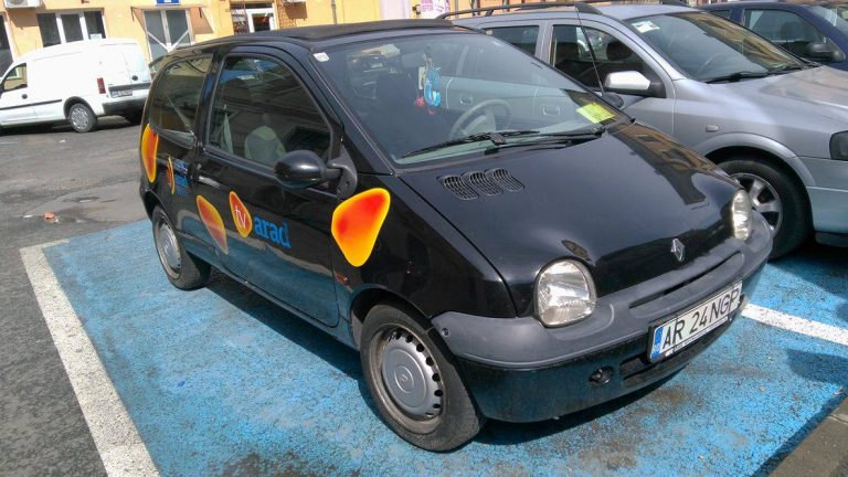 TVArad parchează pe „handicapați”. Pentru ei e voie