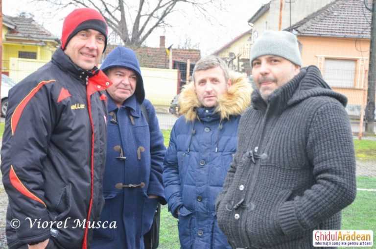 Șmecherul Manea ne salută din mers și zice că la Arad strugurii sunt mai acrii decât în Coreea de Nord