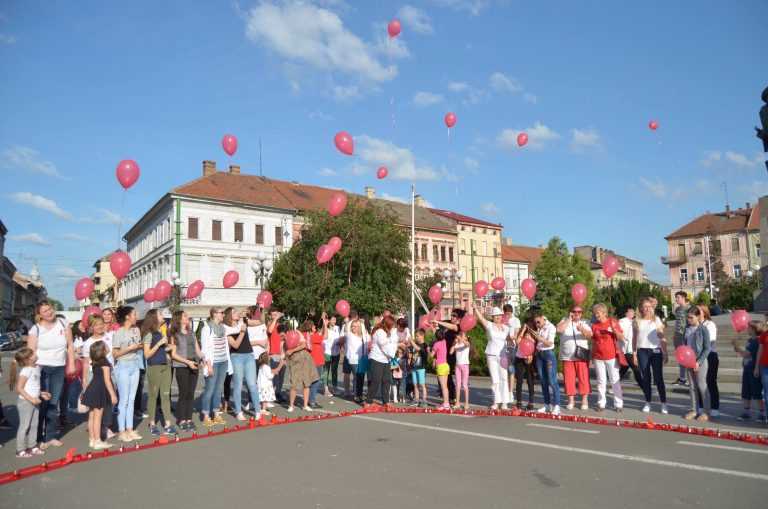 Aradul s-a alăturat marilor orașe din țară care aduc un omagiu celor  care au decedat din cauza HIV/SIDA marcând Ziua Internațională a Lumânărilor Aprinse.