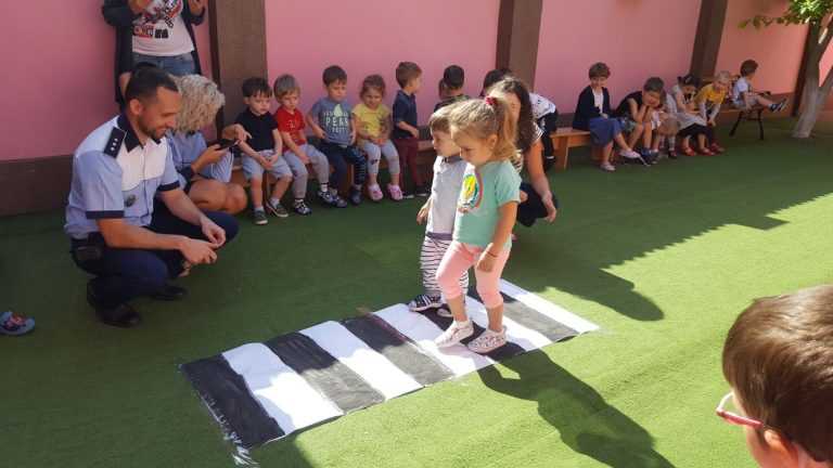 POLIȚIȘTII AU SĂRBĂTORIT 1 IUNIE ALĂTURI DE COPII