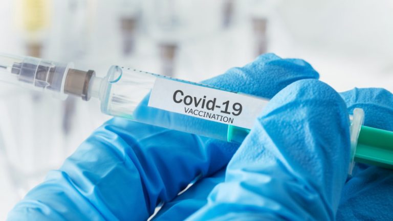 În spatele cortinei:  Vaccinatule, nu eu te împiedic să trăiești normal!