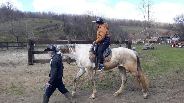 Copii la călărie, la Cladova