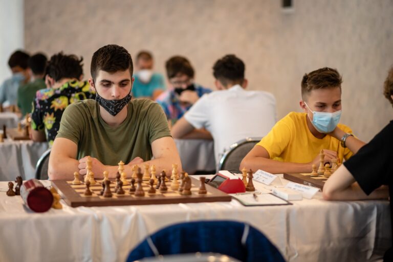 Ultimele mutări la Festivalul arădean de șah. Derbyul primilor doi clasați are loc chiar în ultima rundă! Inedit: Telefonul i-a adus înfrângerea 