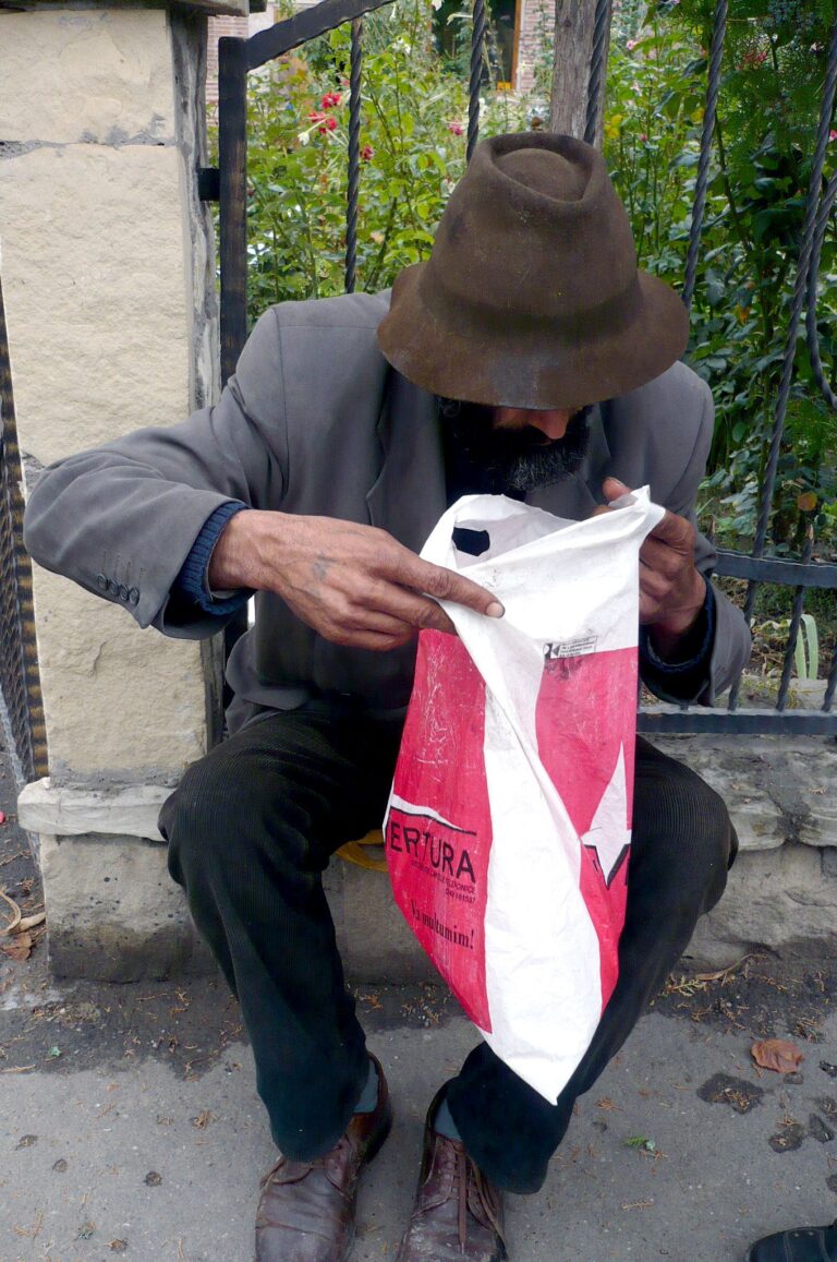 MĂI, NESIMȚIȚILOR!